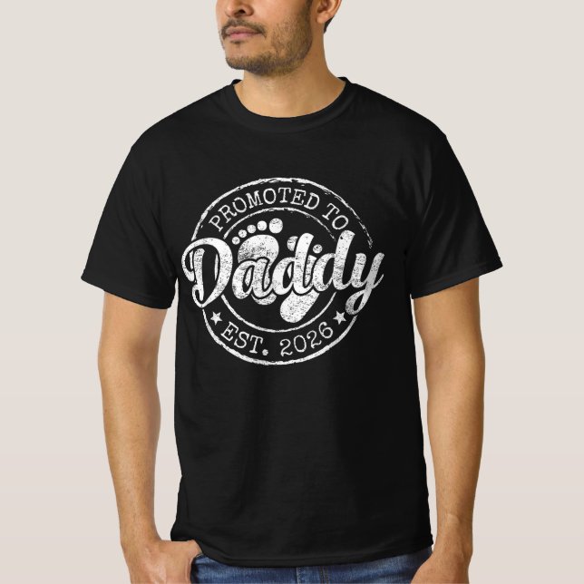 Befordrad till pappa Est. 2026, ny pappa 2026 T Shirt (Framsida)