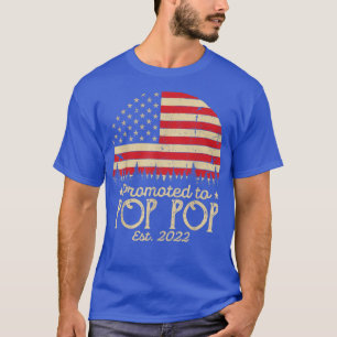 Befordrad till Pop Post Est 2022 Manar USA flagga T Shirt