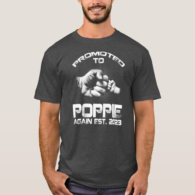 Befordrad till Poppie igen Est 2023 Funny Far T Shirt (Framsida)