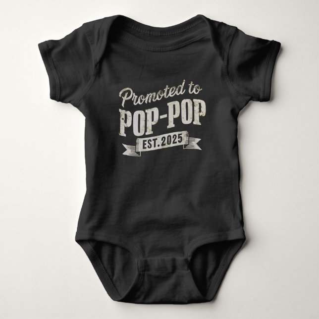 Befordrad till popup-post 2025 första gången t shirt (Framsida)