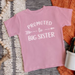 Befordrad till Stora syster Gravid-meddelande T Shirt<br><div class="desc">Anpassningsbar tryckte personlig för kläder med grafiken "Befordrad till Big Sister" i trendig modernt typsnitt med en boho-pil. Perfekt för ett gravid-meddelande eller en gåva till äldre syskon när nyfödd bebis kommer! Använda designen verktyg om du vill redigera färg eller lägga till egen text och egna foton för att skapa...</div>