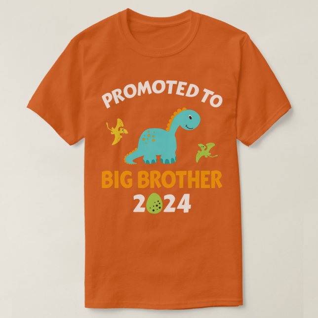 Befordrad till storebror 2024 med dinosaur ny bab t shirt (Design framsida)
