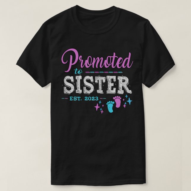 Befordrad till syster Est 2023 Gravid Reveal Girl T Shirt (Design framsida)