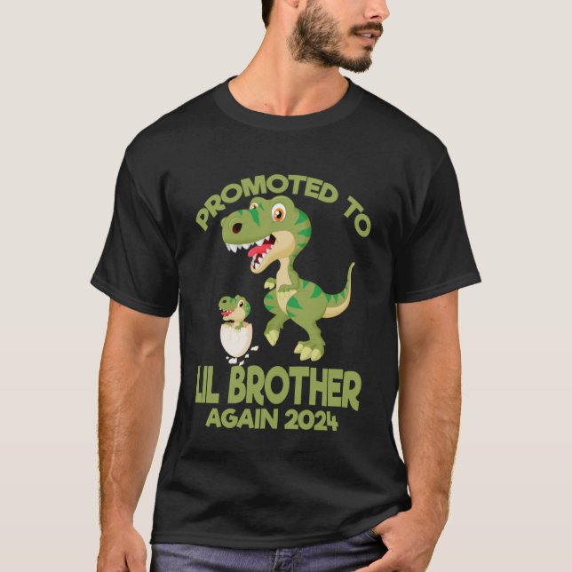 Befordrades till Lil Brother igen 2024 Dinosaur Re T Shirt (Framsida)