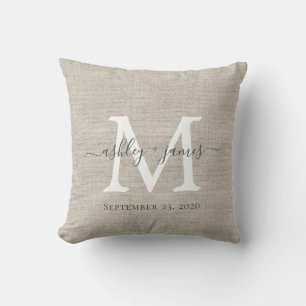 Bege Linen White Monogram Bröllop Keepsaké Kudde