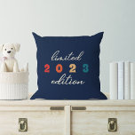 Begränsada utgåvan av regnbåge för Cute Baby Kudde<br><div class="desc">Vi presenterar vår berömvärda anpassningsbar Cute Kids Birth Year Begränsad Edition Rainbow Dekorativ kudde! Denna moderna och roligt kudde är perfektens tillägg till ett barns sovrum eller uppspelningsområde eftersom den har en färgstark regnbågsdesign i färg som kommer att göra plats ljusare. Men det som gör denna kudde verkligt speciell är...</div>