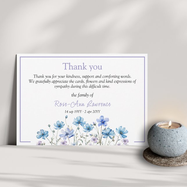Begravning av blåfärgade blommigtar tack kort (Funeral thank you card from family with floral botanical details and color frame)