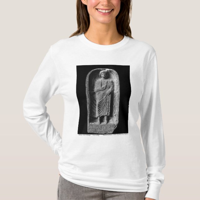 Begravnings- stela av en man som upptäcks i tee shirt (Framsida)