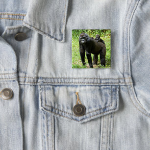 Begynna Lowlandgorilla på mödrarbaksida Knapp