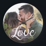 Behåll Eleganten KÄRLEK Modern Simple Script Keeps Stor Klocka<br><div class="desc">Elegantens moderna bröllop-keepsaké för Newlyweds, Alla hjärtans dag, årsdagar, som visar ditt favoritfoto för bröllop eller förlovning med modern manusengrafi som läser KÄRLEK över dina egna namn och daterar över en mörk-gradient för att få typografin att framträda.</div>