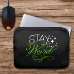 Behåll Konstigen Cosmic Quirky Motivational Phrase Laptop Fodral<br><div class="desc">Lägg till ett fet stänk av personlighet med denna sjudande Konstig, som är handskriven av konstnären och accentuerad med magiska stjärnor. Den kontrasterande grönten och de vita bokstäverna står mot en djup svart bakgrund och skapar ett synligt slående och upplyftande biet för alla som vågar vara annorlunda. Oavsett om du...</div>