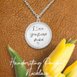 Behåll minimalistisk förlorad i själva verket silverpläterat halsband<br><div class="desc">Med Monograms minimalistiska handskriftsritstiftssymboler kan du ladda upp din egen handstil eller din älskades handstil på karmen för en keepsakes skull för att hålla en livstid. Ta med handskrift från din kära en eller skriva ur dina egna känslor, skanna handskriften eller ta ett foto och ladda sedan upp det till...</div>
