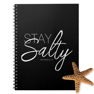 Behåll Salty Typography Bible Verse Black Anteckningsbok