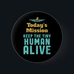 Behålla Den lilla människan, den lilla nya mamman  Knapp<br><div class="desc">Dagens Uppdrag Behålla Tiny Human Alive. Lönsam och sarkastisk utformning av Mors dag och Fars dag för nya föräldrar till pojke eller flicka. För första gången försöker mamma och pappa att ta hand om sina baby. Utformning av perfekt för unga mor och far med militära eller militära tema. Vintage och...</div>