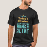 Behålla Den lilla människan, den lilla nya mamman  T Shirt<br><div class="desc">Dagens Uppdrag Behålla Tiny Human Alive. Lönsam och sarkastisk utformning av Mors dag och Fars dag för nya föräldrar till pojke eller flicka. För första gången försöker mamma och pappa att ta hand om sina baby. Utformning av perfekt för unga mor och far med militära eller militära tema. Vintage och...</div>