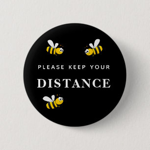 Behålla din avstånd lycklig-leende bin humor svart knapp