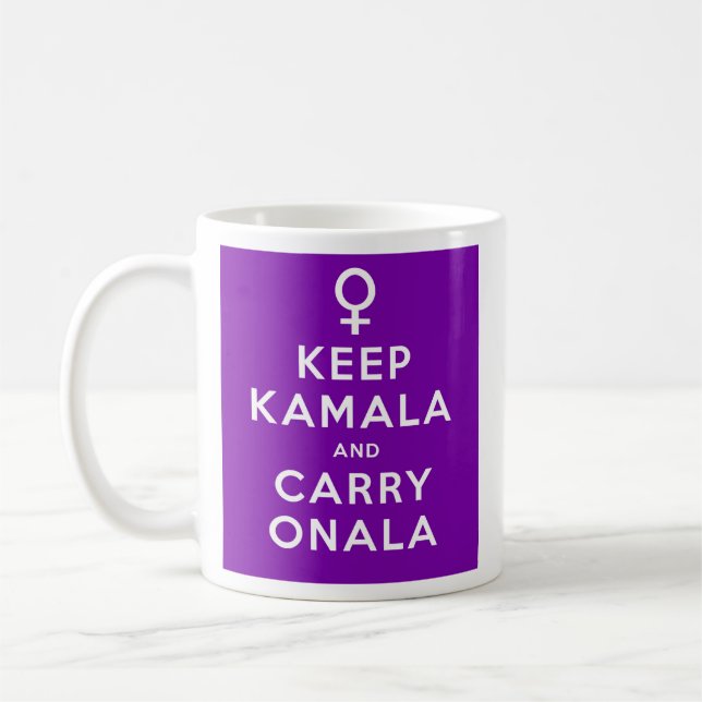 Behålla Kamala och Carry Onala Lila Background Kaffemugg (Vänster)