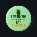 Behålla Lugn Ät ananas Knapp<br><div class="desc">Behållans Lugn och Ät ananas. En rolig fruktgåva med en söt popkulturfras för en luau party i Hawaii. En söt ljust grönt ananas-design för en fruktig vän.</div>