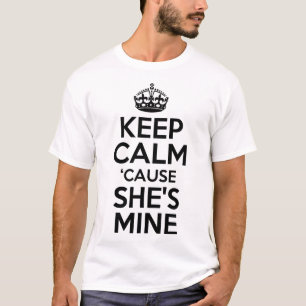 Behålla Lugn för att hon är min T Shirt