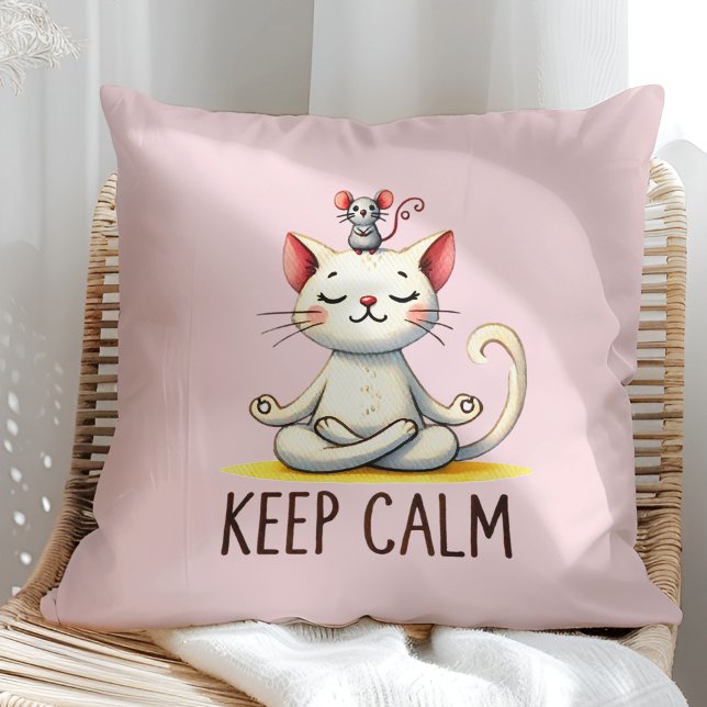 "Behålla Lugn" Funny Cat Lovers Kudde ("Keep Calm" Funny Cat Lovers Throw Pillow on a sunny boho rattan chair.)