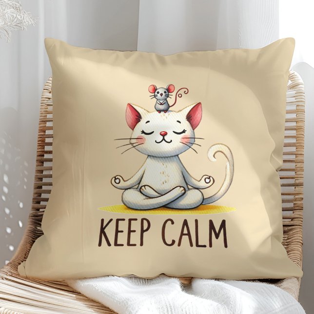 "Behålla Lugn" Funny Cat Lovers Kudde ("Keep Calm" Funny Cat Lovers Throw Pillow on a sunny boho rattan chair)