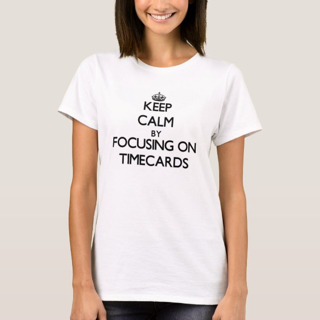 Behålla Lugn genom att fokusera på tidkort T Shirt (Framsida)