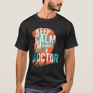 Behålla Lugn I är nästan en Doktor Medicinsk prakt T Shirt