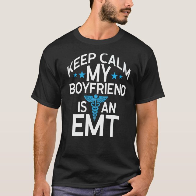 Behålla Lugn min pojkvän är en EMT EMS Sjukvårdare T Shirt (Framsida)