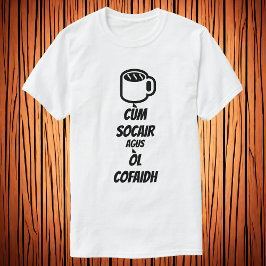 Behålla lugn och dryck kaffe i Scots Gaelic T Shirt