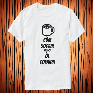 Behålla lugn och dryck kaffe i Scots Gaelic T Shirt