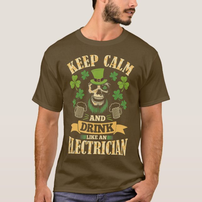 Behålla Lugn och dryck som en elakerska T Shirt (Framsida)