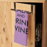 Behålla lugn och dryck vin lustiga handduksgåva kökshandduk<br><div class="desc">Behålla lugn och drick vin lustiga handduksgåva. Anpassningsbar färg med modern typografi och krona logotyp. Gör ditt eget humoristiska minne. Roligt för hemmet, kontoret eller företaget. Lila och svart exempel. Perfekt för vin älskare!</div>