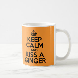Behålla lugn och kyss ett Ginger-slogan med rött h Kaffemugg