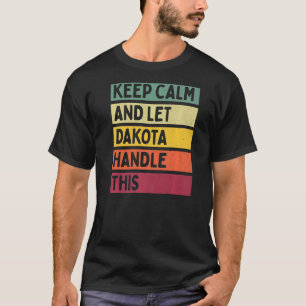 Behålla Lugn och låt Dakota hantera den här Retrof T Shirt