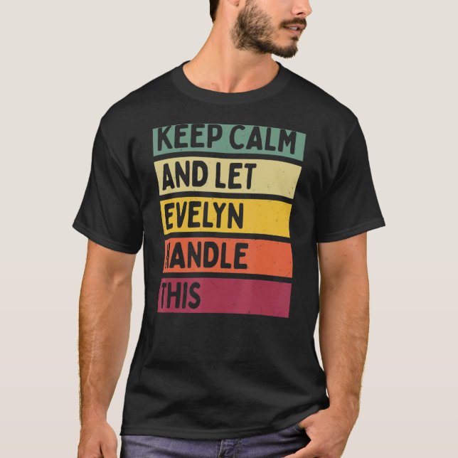 Behålla Lugn och låt Evelyn hantera detta citattec T Shirt (Framsida)