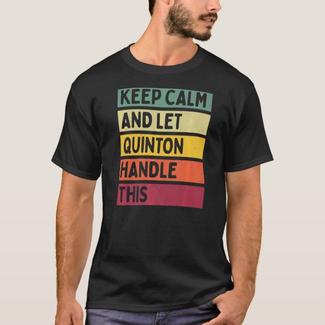 Behålla Lugn och låt Quinton hantera den här Retro T Shirt (Framsida)