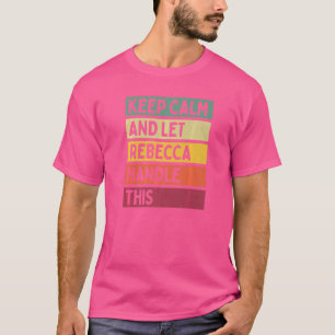Behålla Lugn och låt Rebecca hantera detta citatte T Shirt