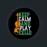Behålla Lugn och Play Cello Funny Cellist Musician Knapp<br><div class="desc">Vintage retro orchestra Music fläkt design för dem som spelar strängmusikinstrument i ett musikband eller en symfoni. Coola klassiskt musikaliskt älskare för cellist, musiker och konstnär. Perfekt för musiklärare i cello, orkester fläkt och de som kärlek spelar cello eller bara kärlek musik. Underbar souvenir, julklapp och födelsedagspresent för familjer och...</div>