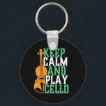 Behålla Lugn och Play Cello Funny Cellist Musician Nyckelring<br><div class="desc">Vintage retro orchestra Music fläkt design för dem som spelar strängmusikinstrument i ett musikband eller en symfoni. Coola klassiskt musikaliskt älskare för cellist, musiker och konstnär. Perfekt för musiklärare i cello, orkester fläkt och de som kärlek spelar cello eller bara kärlek musik. Underbar souvenir, julklapp och födelsedagspresent för familjer och...</div>