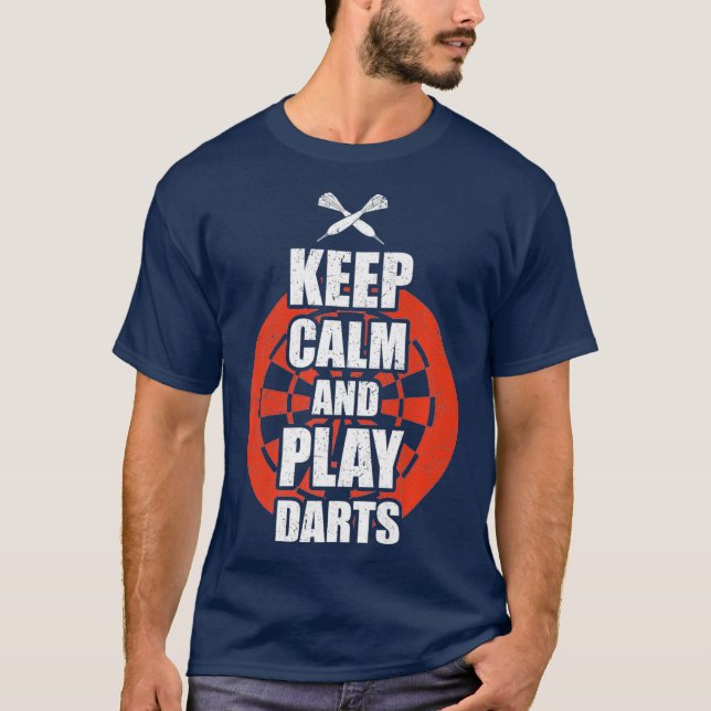 Behålla Lugn och Play Darts Funny Dart Shirt för T (Framsida)