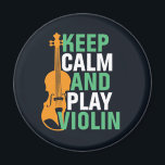 Behålla Lugn och Spela upp violinVintage Violinist Magnet<br><div class="desc">Vintage retro orchestra Music fläkt design för dem som spelar strängmusikinstrument i ett musikband eller en symfoni. Coola klassiskt musikaliskt älskare-handelsgods för violist, violinist, musiker och artist. Perfekt för fiollärare, orkester fläkt och de som kärlek spelar fiol eller bara kärlek musik. Underbar souvenir, julklapp och födelsedagspresent för familjer och vänner....</div>