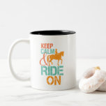 Behålla Lugn på  hästrider Två-Tonad Mugg<br><div class="desc">Behållans Lugn och Ride On. Lönsam och humoristisk utformning för hästälskare, njut av ridor eller hästdjurens idrottsman. Denna vintage och dessa återprodukter är underbara för dem som arbetar på en stall, en lada eller en land. Perfekt för westerna cowboybarn eller cowgirl som kärlek . Underbar julklapp och födelsedagspresent för hästridderson,...</div>