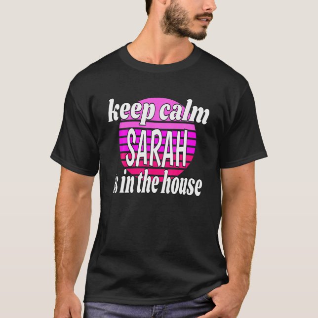 Behålla Lugn Sarah är i huset Sarah Namn T Shirt (Framsida)