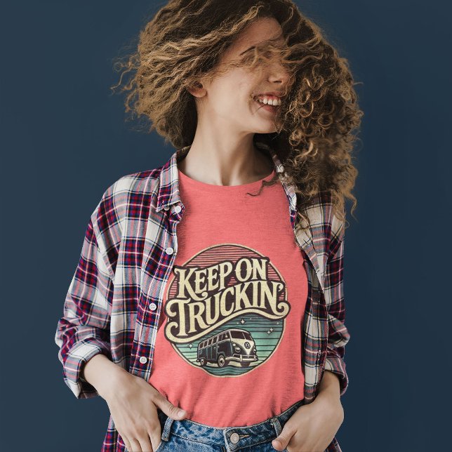 Behålla på Truckin ’ Retro 60s T- Shirt T Shirt (Keep on truckin’ in groovy 60s style! A vintage tee for road trips, van life, and retro flair.)