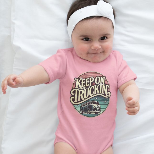 Behålla på Truckin Rosa i Retro 60- Personligen T Shirt (Keep on Truckin cool baby one piece with 60's vibe. great baby shower gift for groovy new parents)