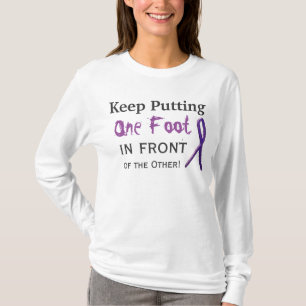 Behålla som placerar ett fot framför det andra tee shirt