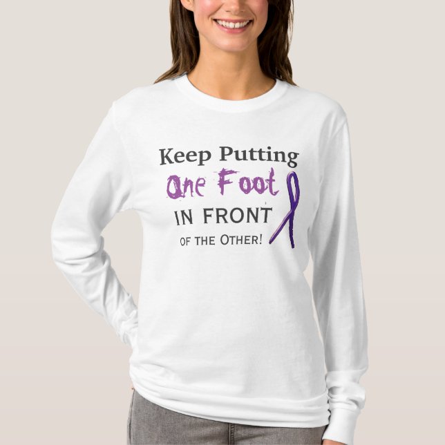 Behålla som placerar ett fot framför det andra tee shirt (Framsida)