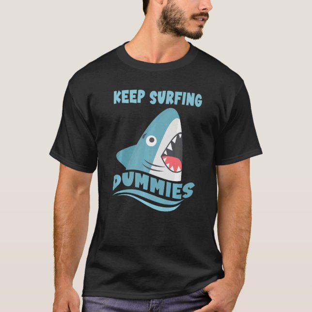 Behålla Surfing Dummies Surfing Shark Surfboard Su T Shirt (Framsida)