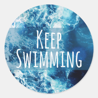 Behålla Swimming Ocean Motivational Runt Klistermärke