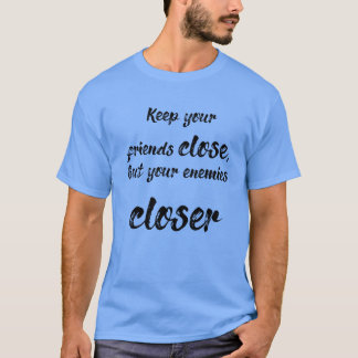 behålla våra vänner stänga men animerar närmare vä t shirt